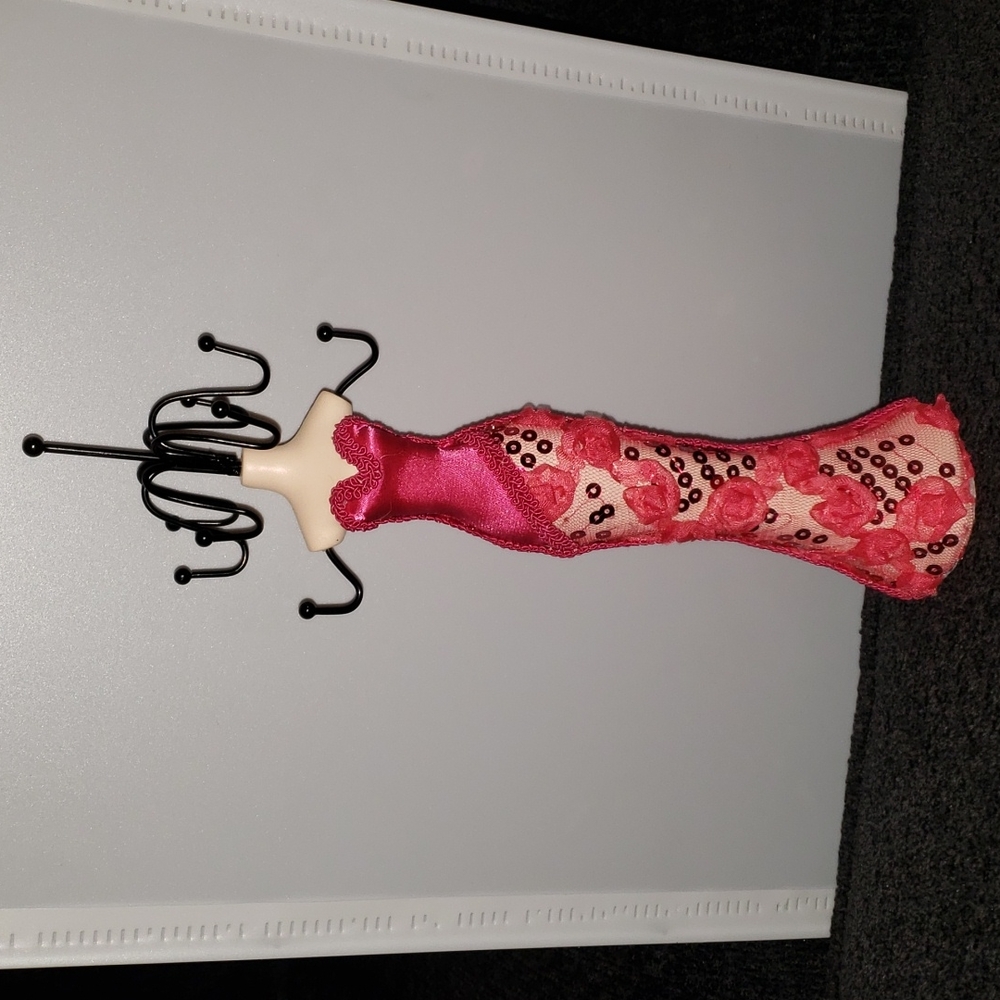 Necklace/bracelet holder